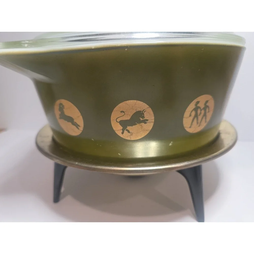RARE - PYREX Zodiac Green Round Glass Casserole Bowl 2 1/2 QT with Lid & Stand